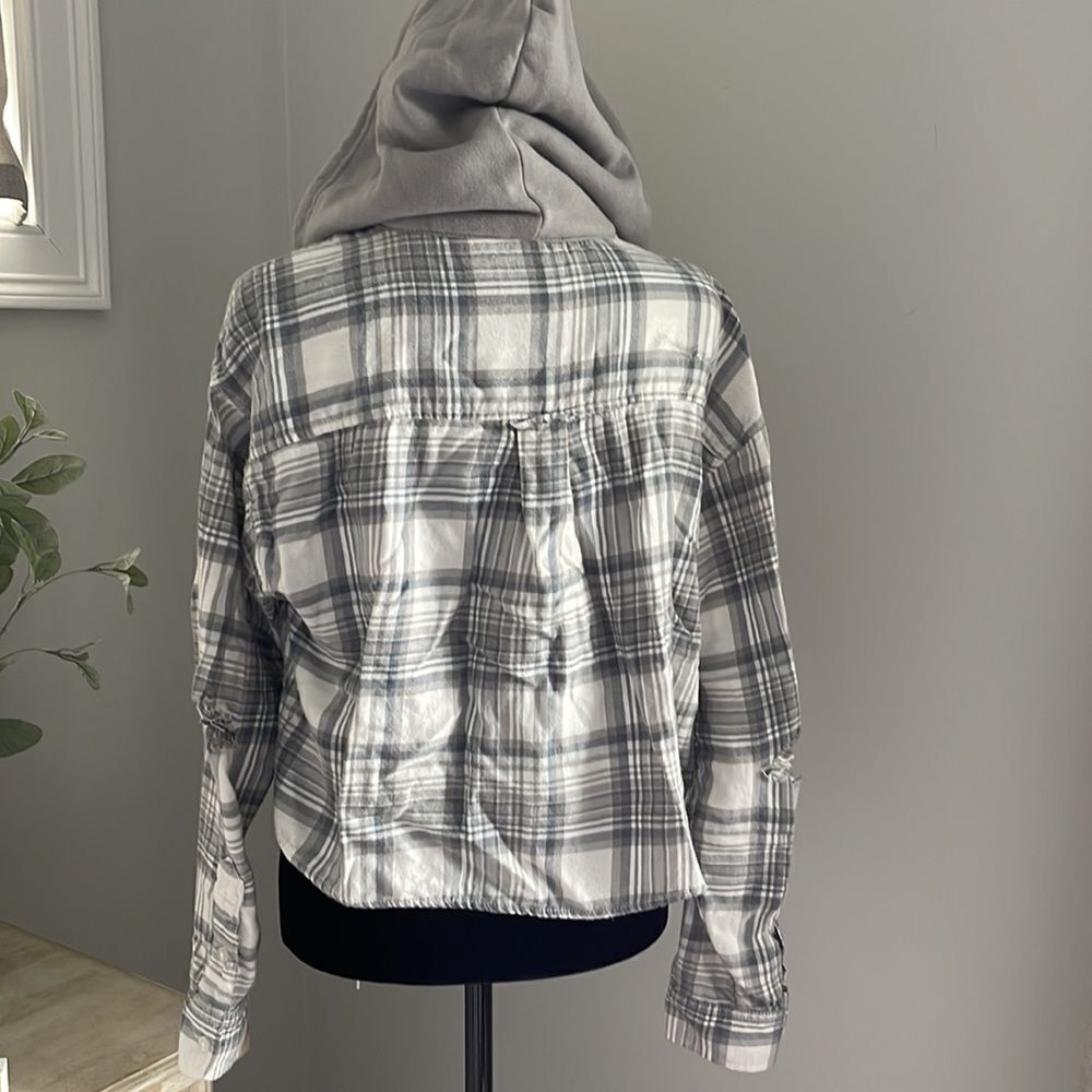 American Eagle Gray Plaid Button down crop top w/hood. Size Small - Picture 5 of 8